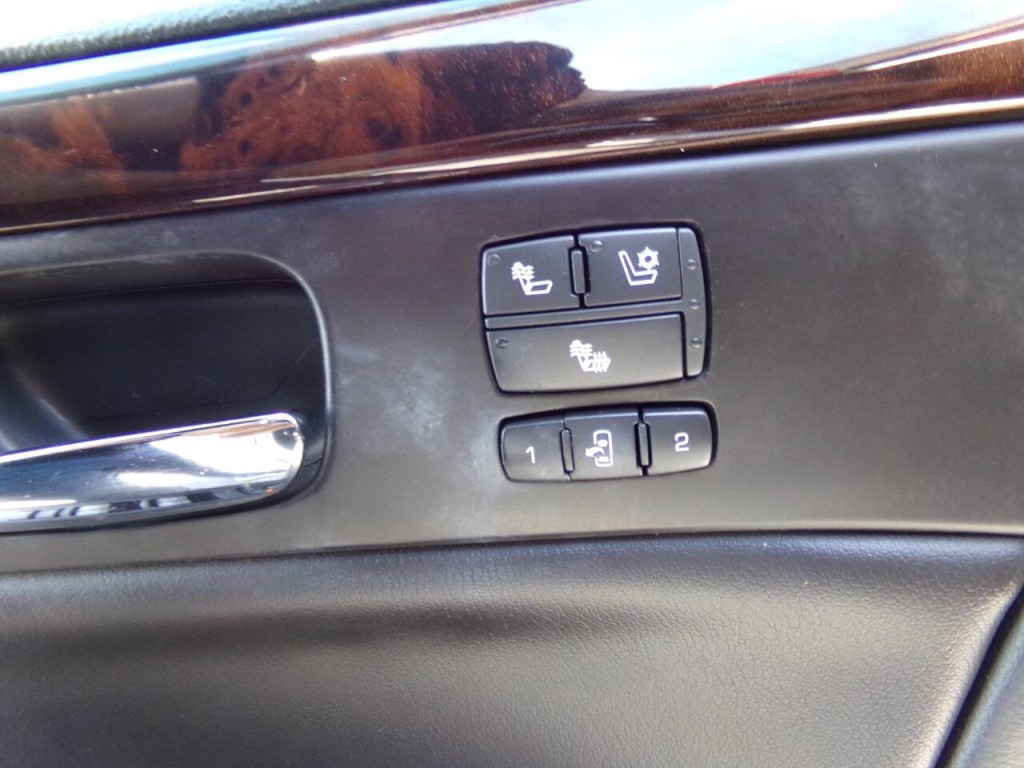 2010 Cadillac DTS Image 23