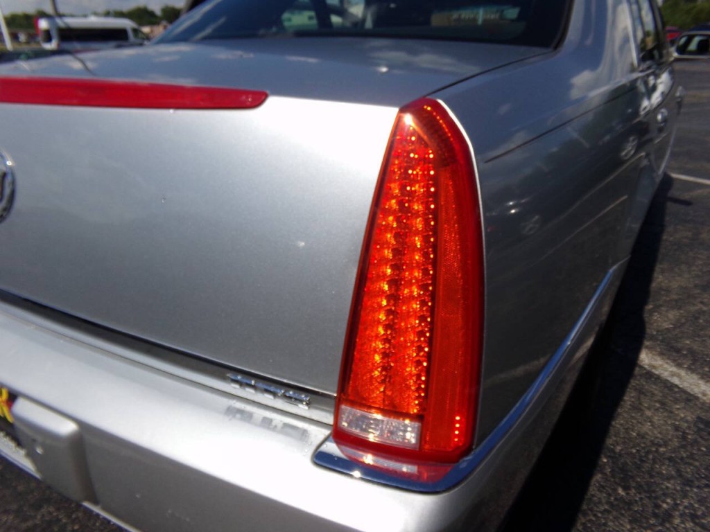 2010 Cadillac DTS Image 28