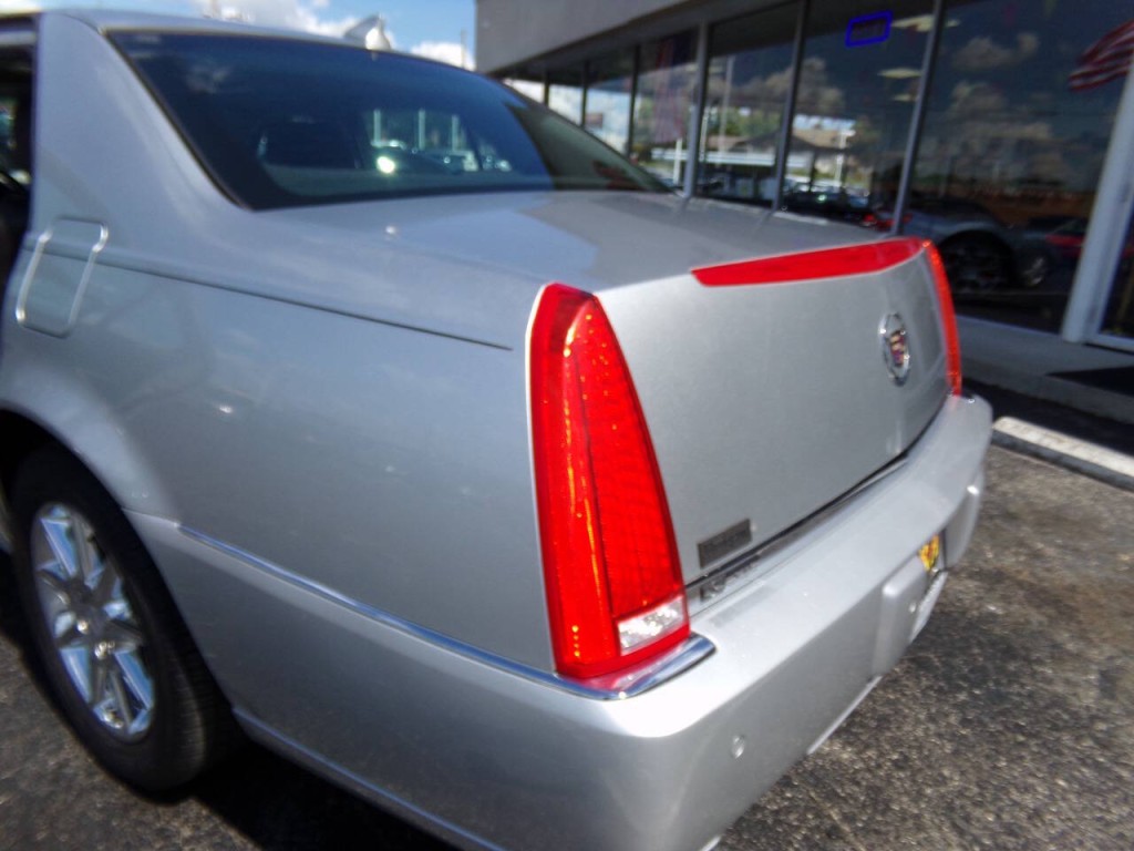2010 Cadillac DTS Image 29