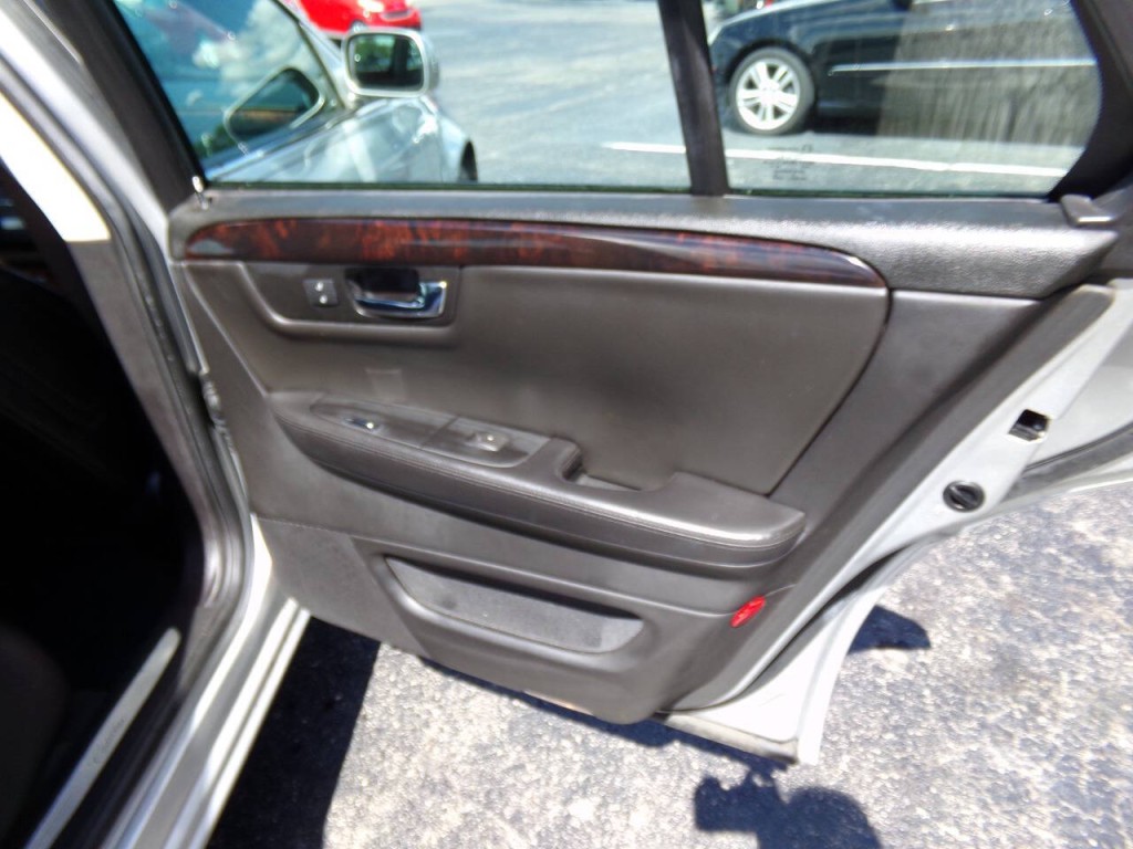 2010 Cadillac DTS Image 32