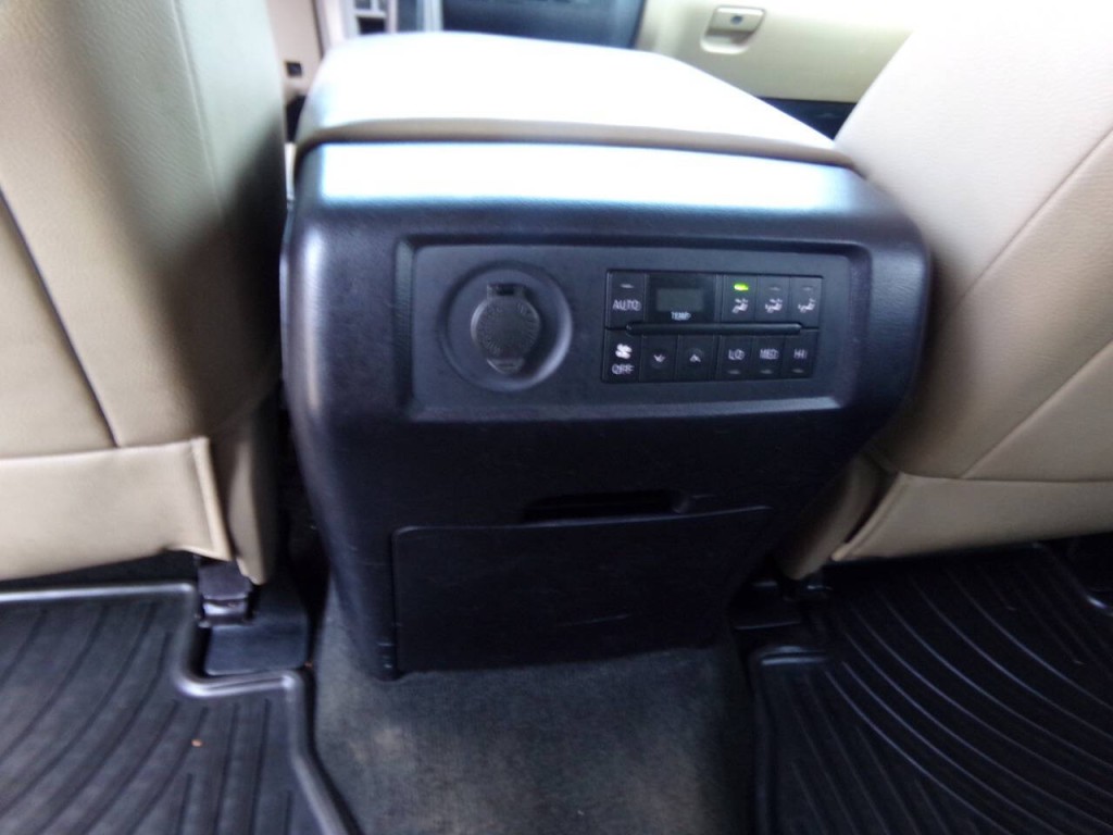 2015 Toyota Sequoia Image 11