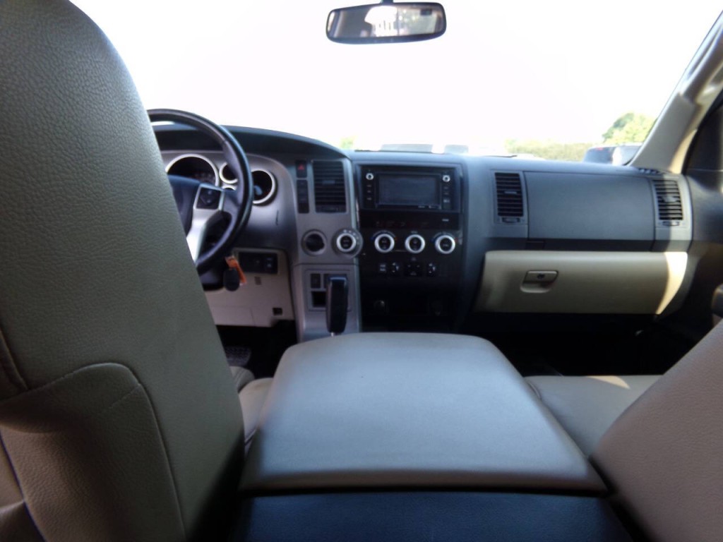 2015 Toyota Sequoia Image 12