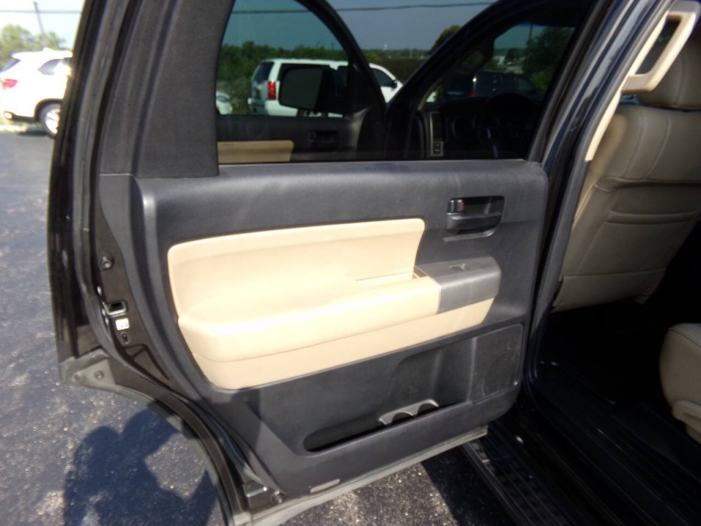 2015 Toyota Sequoia Image 13