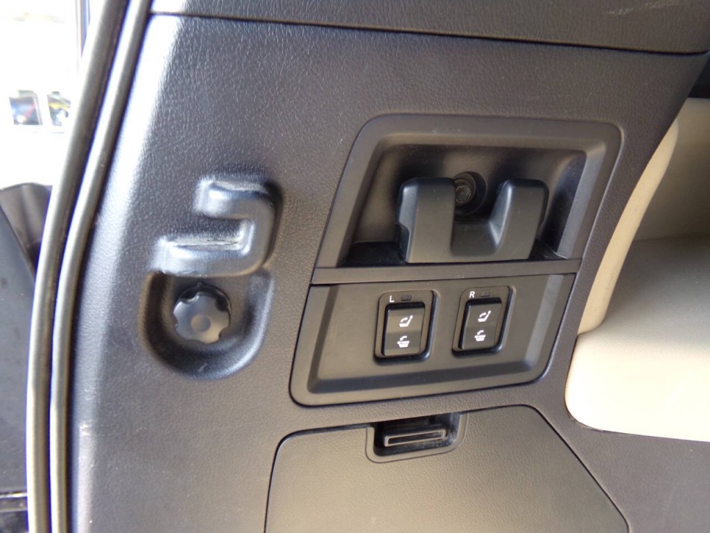 2015 Toyota Sequoia Image 17