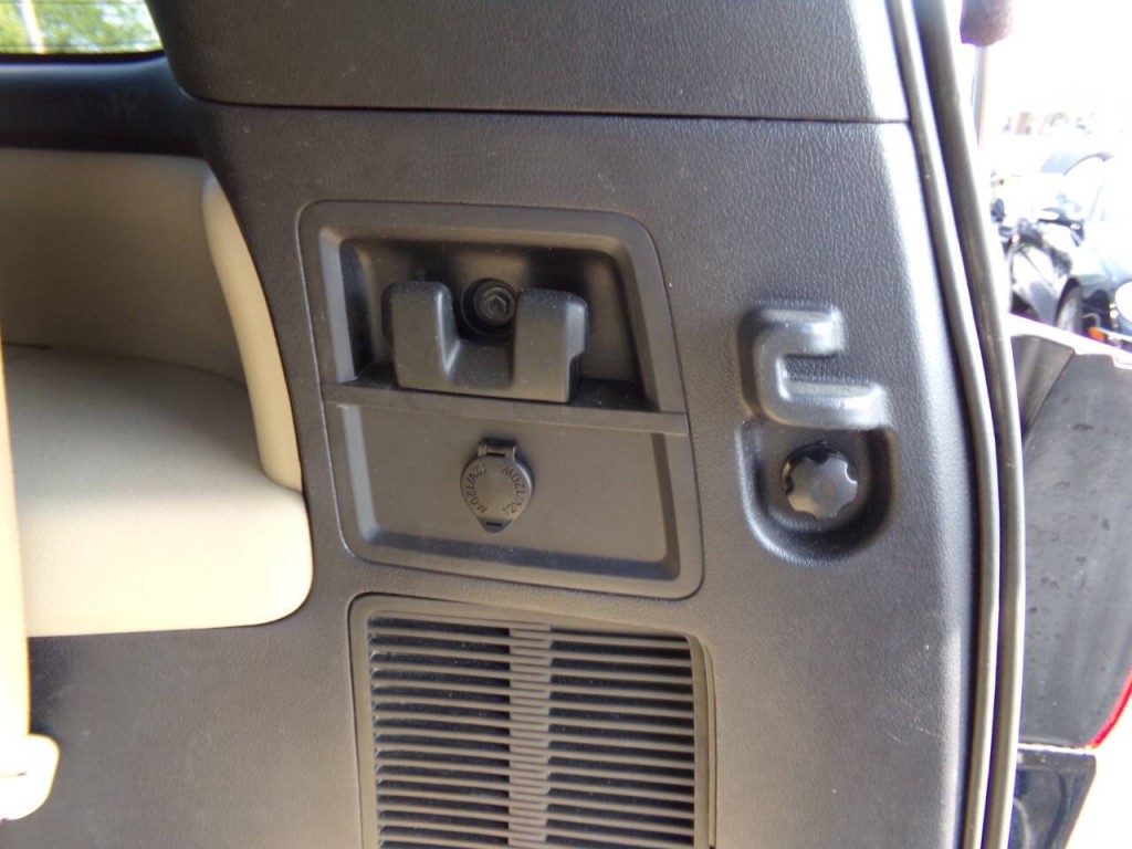 2015 Toyota Sequoia Image 18
