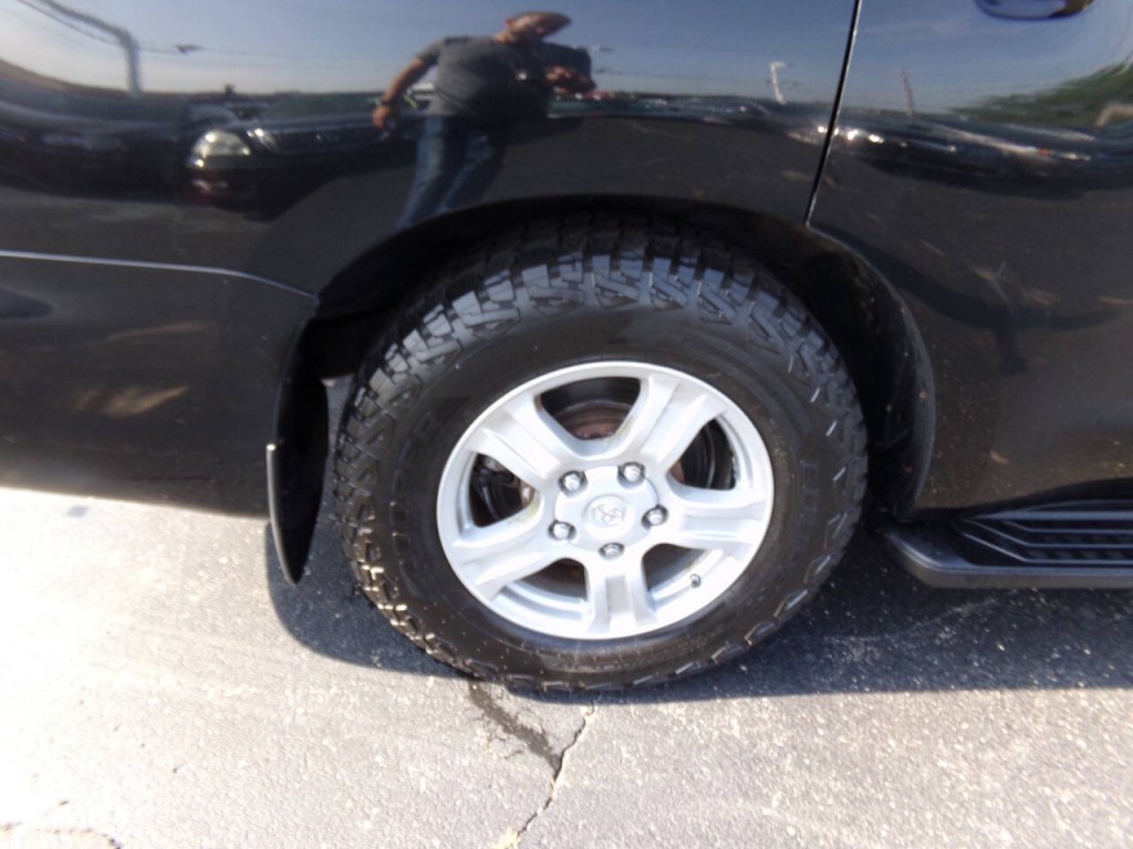 2015 Toyota Sequoia Image 20