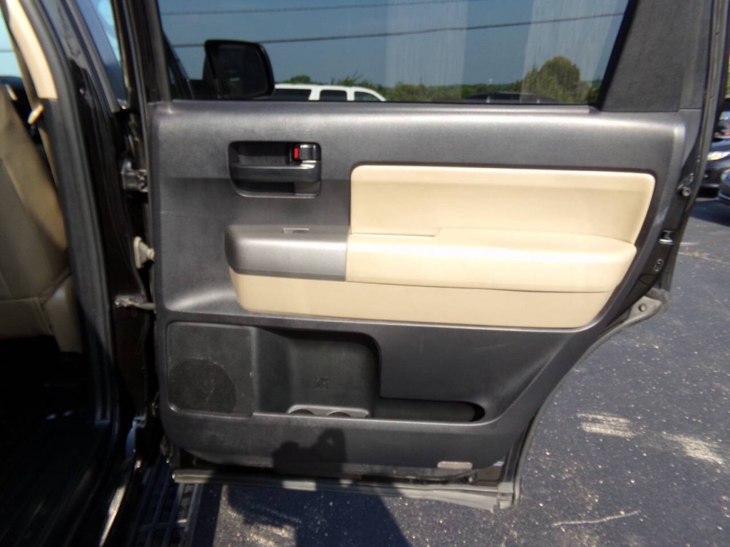 2015 Toyota Sequoia Image 21