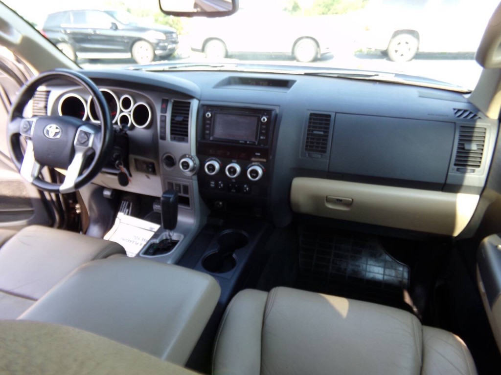 2015 Toyota Sequoia Image 23