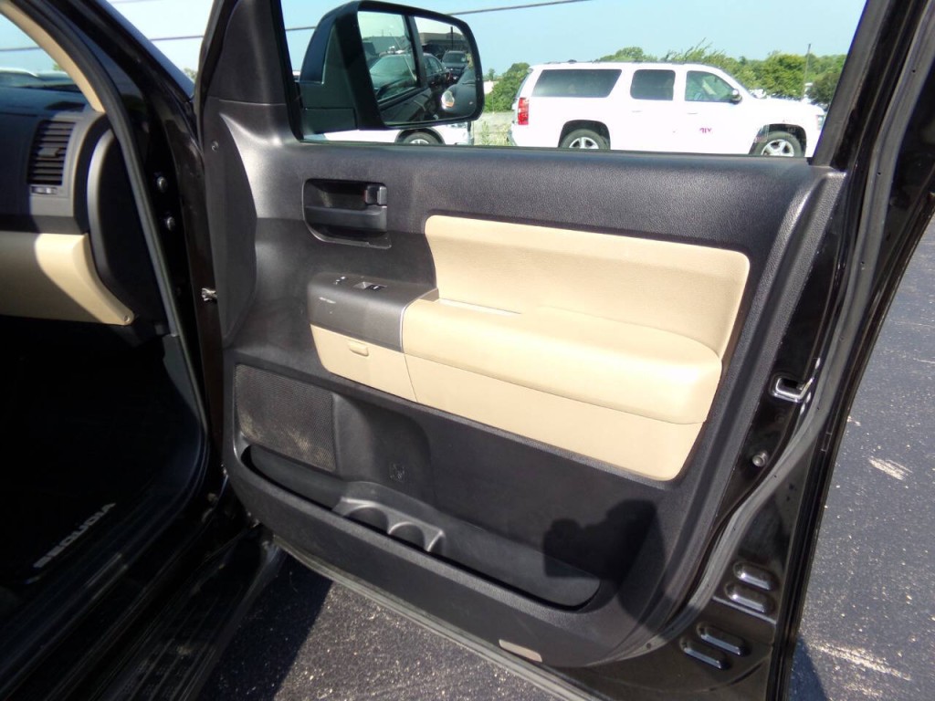 2015 Toyota Sequoia Image 28