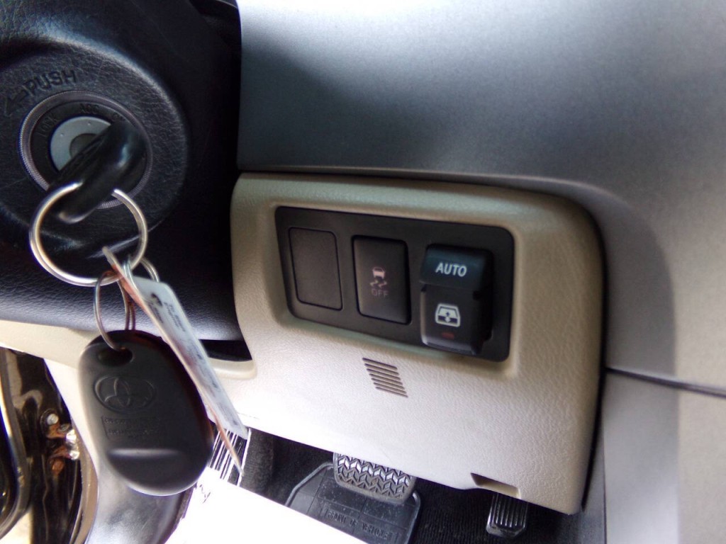 2015 Toyota Sequoia Image 29