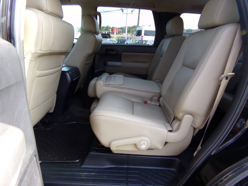 2015 Toyota Sequoia Image 34