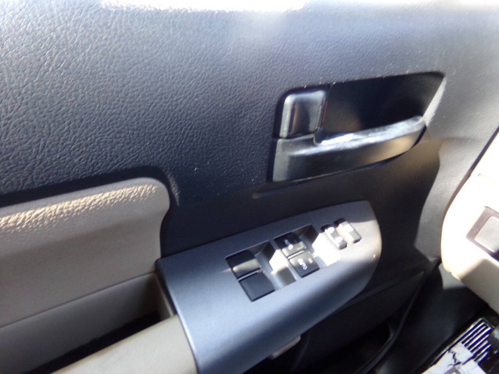 2015 Toyota Sequoia Image 39
