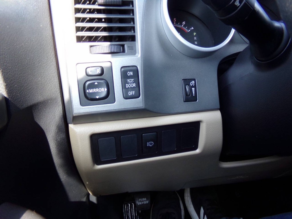 2015 Toyota Sequoia Image 40