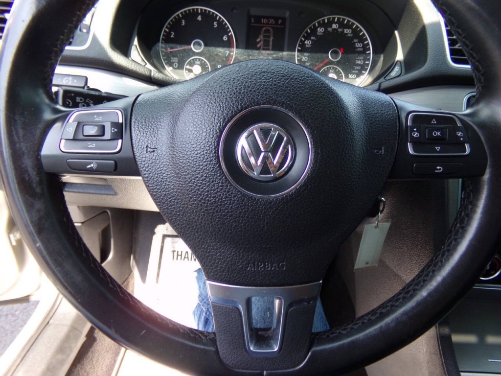 2014 Volkswagen Passat Image 17