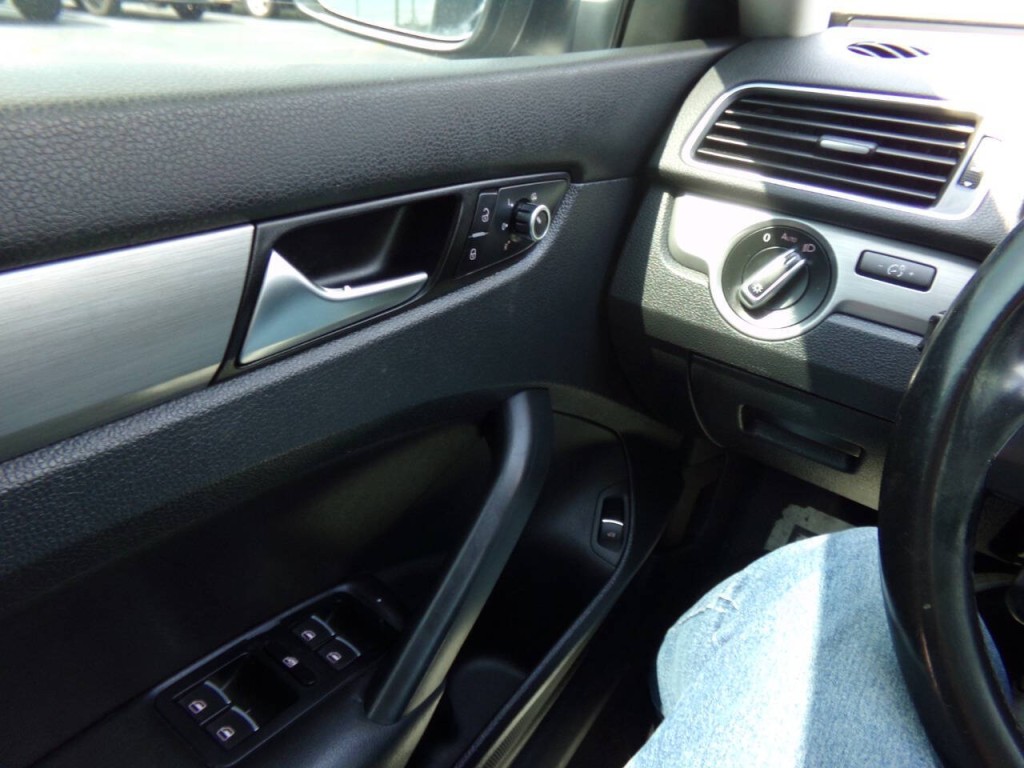 2014 Volkswagen Passat Image 24
