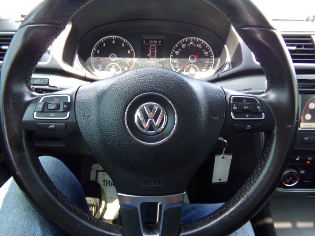 2014 Volkswagen Passat Image 25