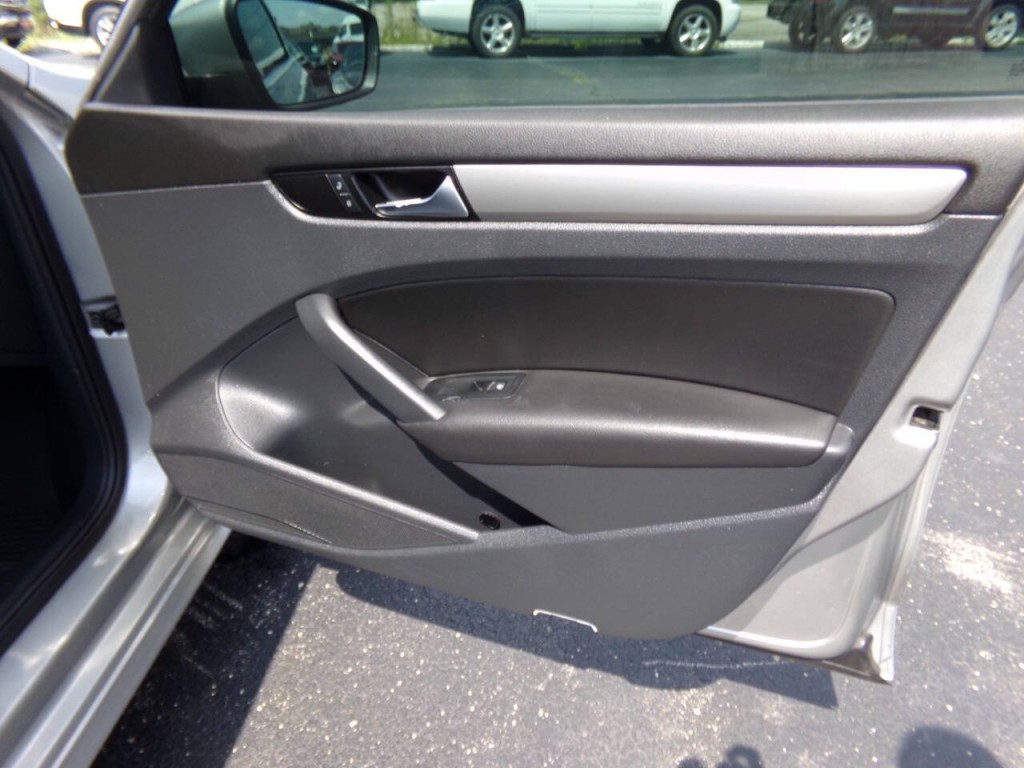 2014 Volkswagen Passat Image 32