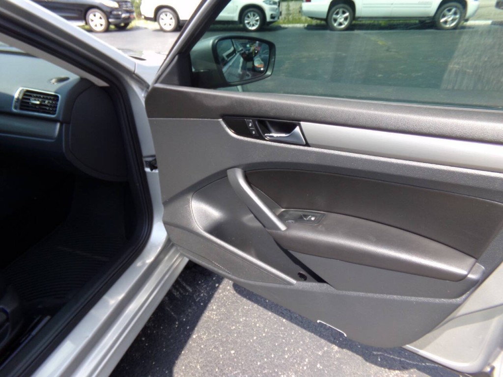 2014 Volkswagen Passat Image 36