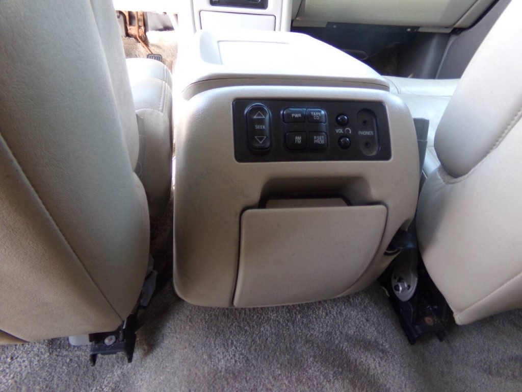 2002 Chevrolet Tahoe Image 11