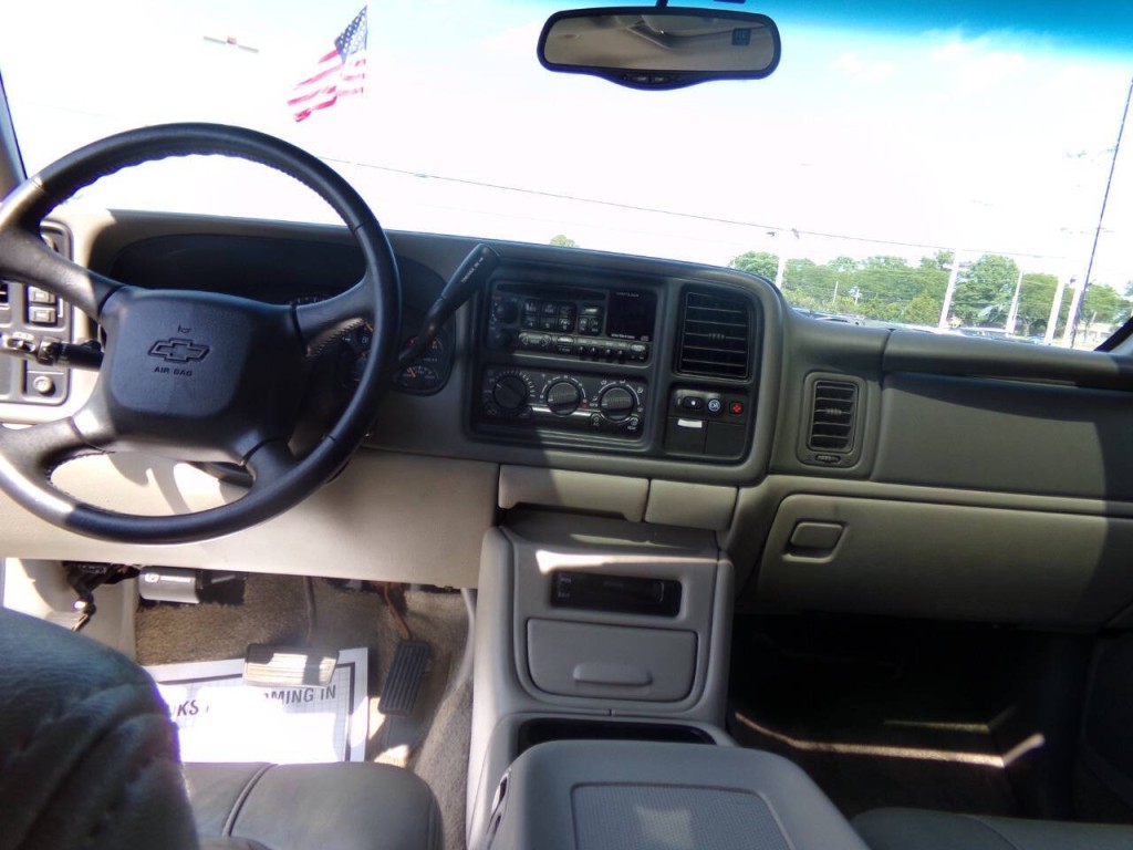 2002 Chevrolet Tahoe Image 12