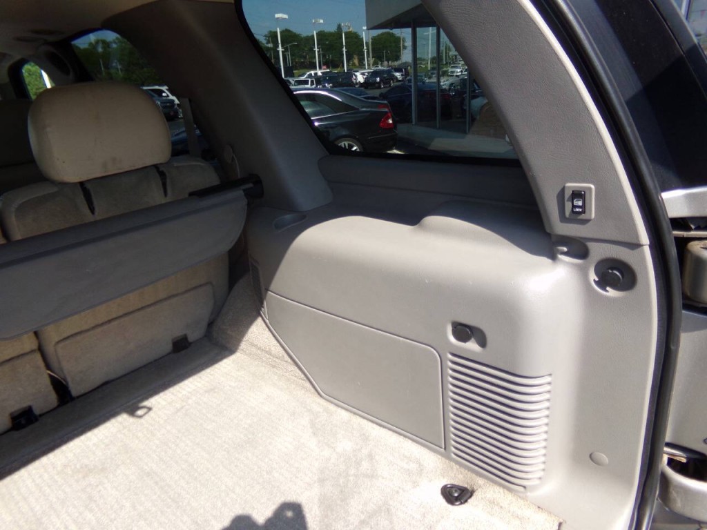 2002 Chevrolet Tahoe Image 17