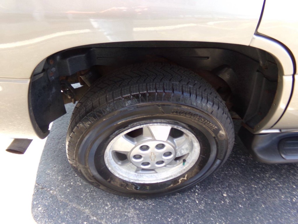 2002 Chevrolet Tahoe Image 23