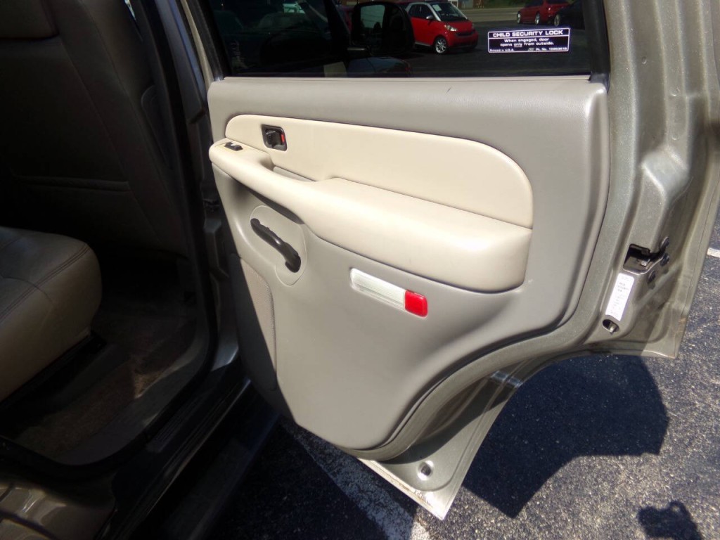 2002 Chevrolet Tahoe Image 25