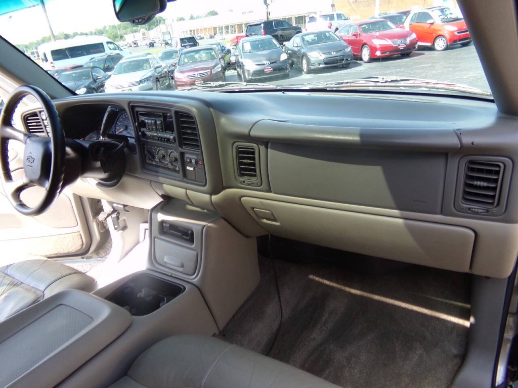2002 Chevrolet Tahoe Image 28