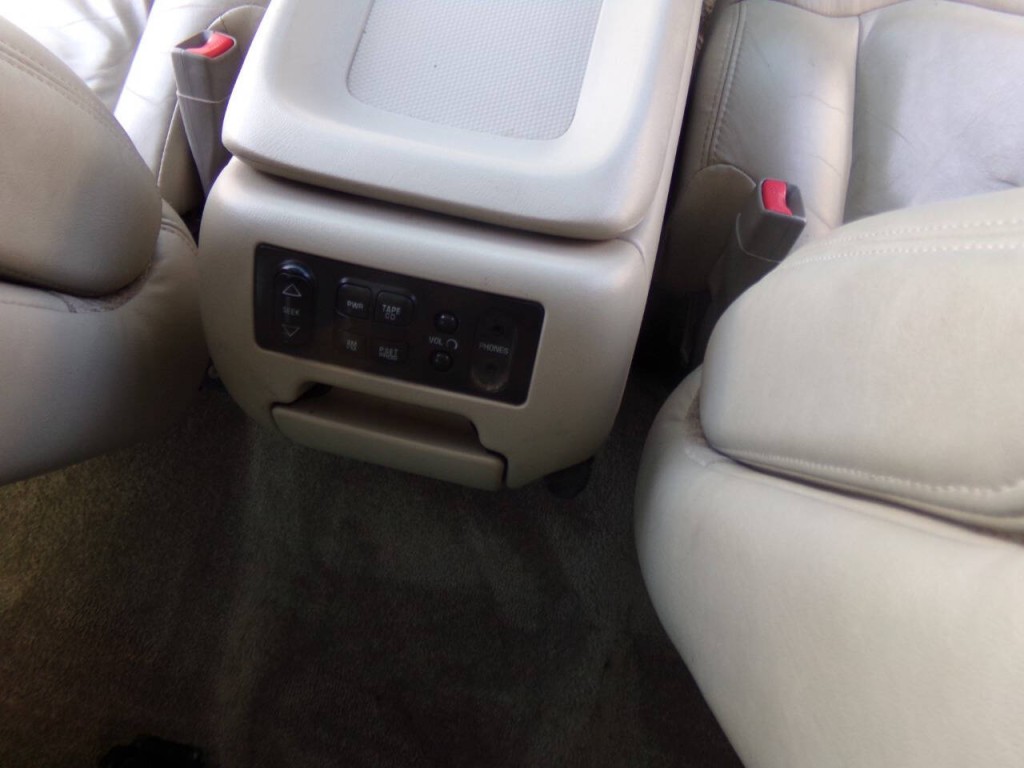 2002 Chevrolet Tahoe Image 32