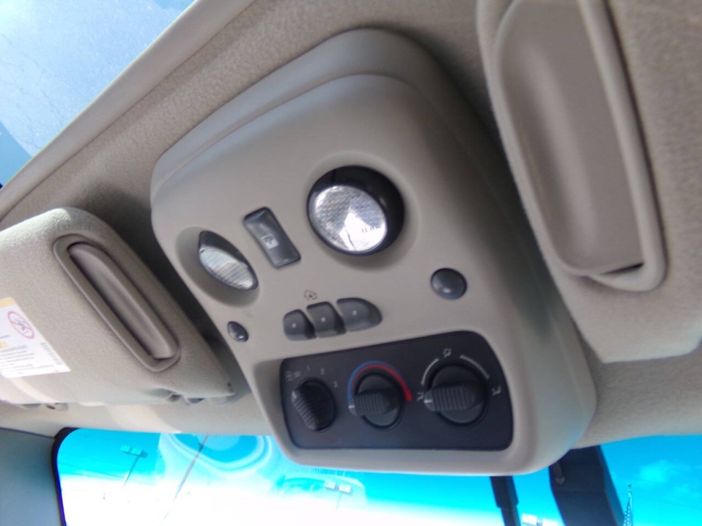 2002 Chevrolet Tahoe Image 33