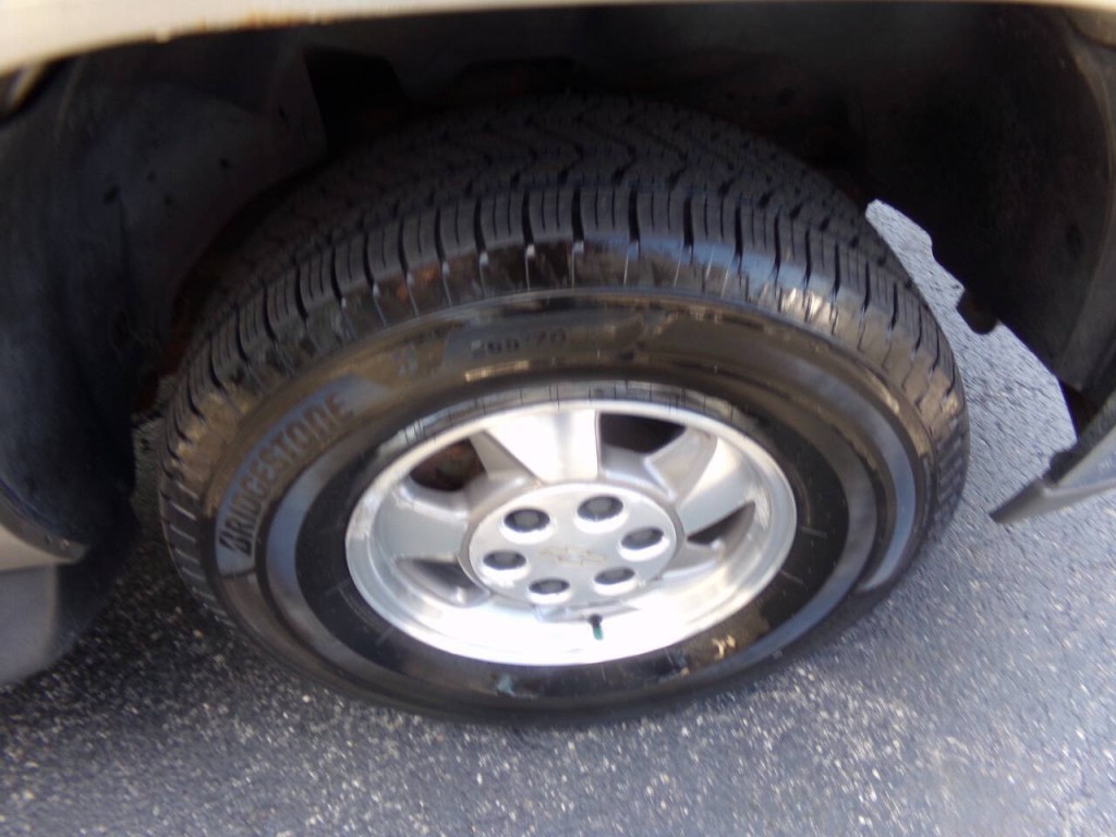2002 Chevrolet Tahoe Image 35
