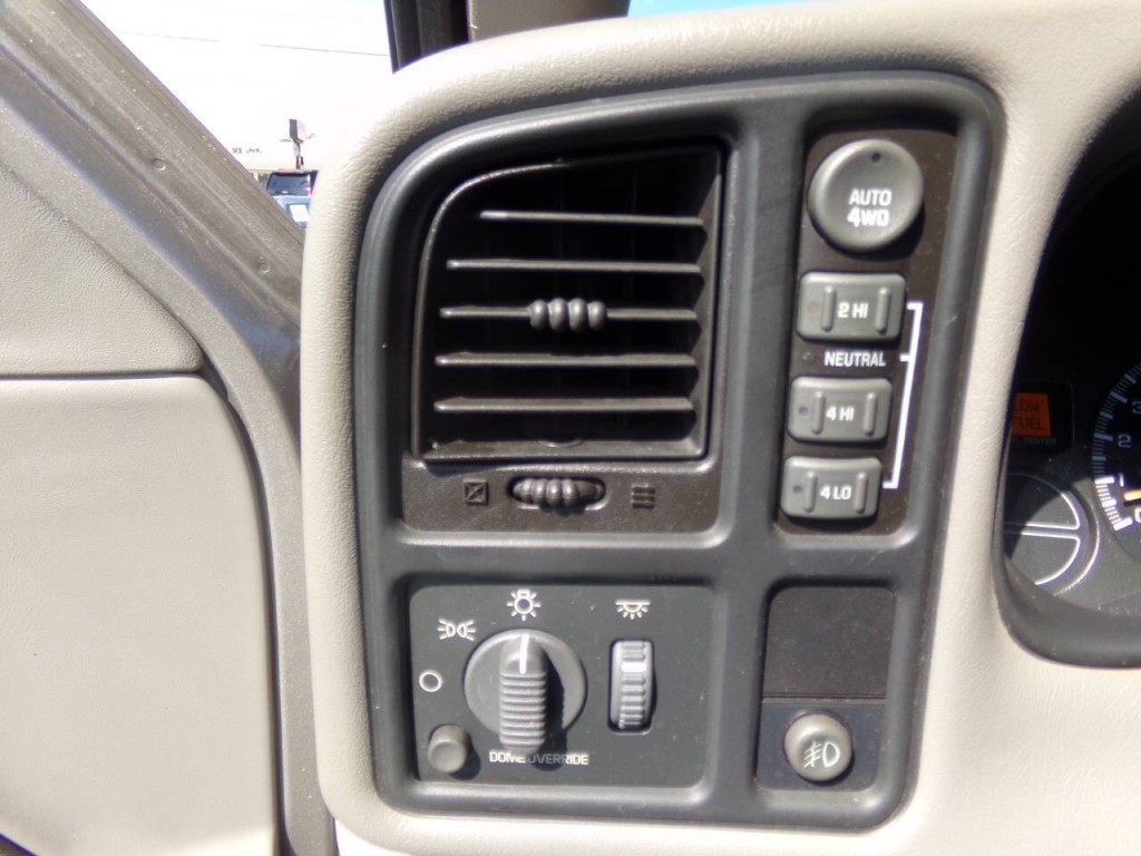 2002 Chevrolet Tahoe Image 39