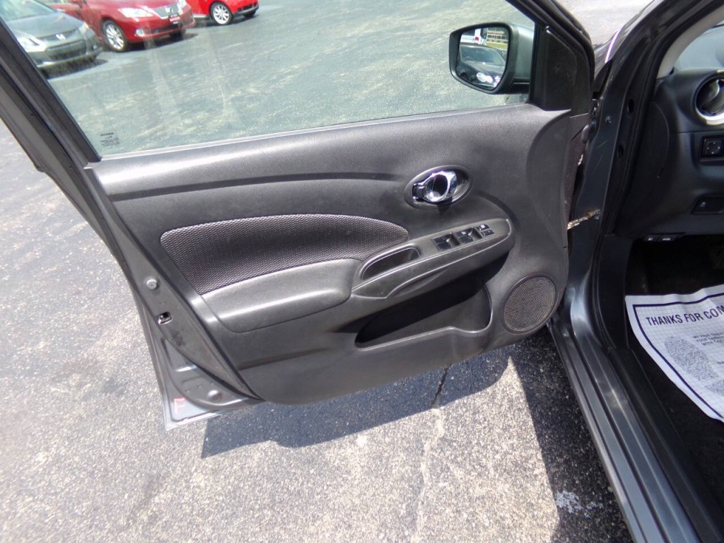 2019 Nissan Versa Image 12