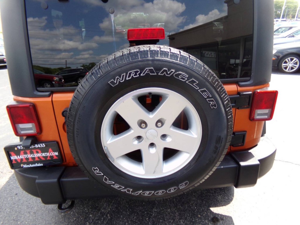 2011 Jeep Wrangler Image 35