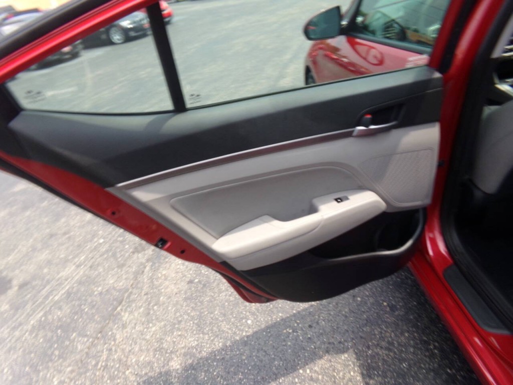 2017 Hyundai Elantra Image 17