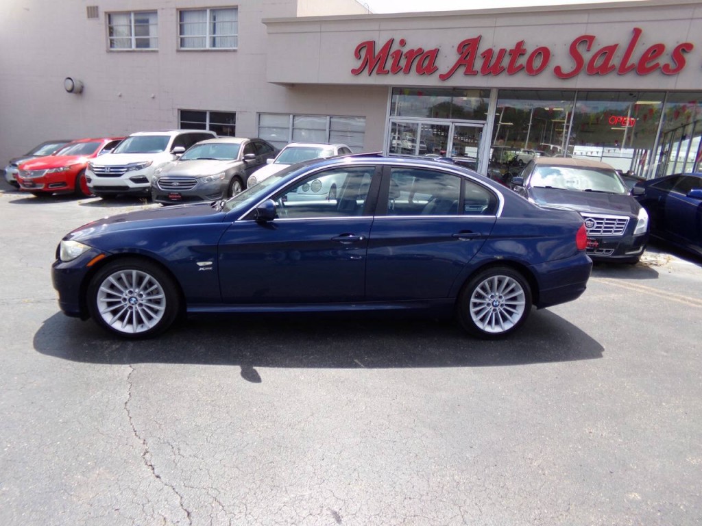 2011 BMW 3 Series Image 2