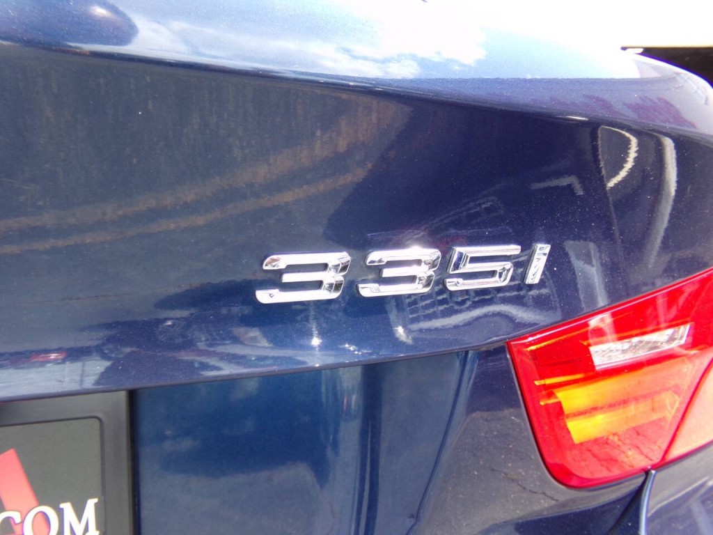 2011 BMW 3 Series Image 3