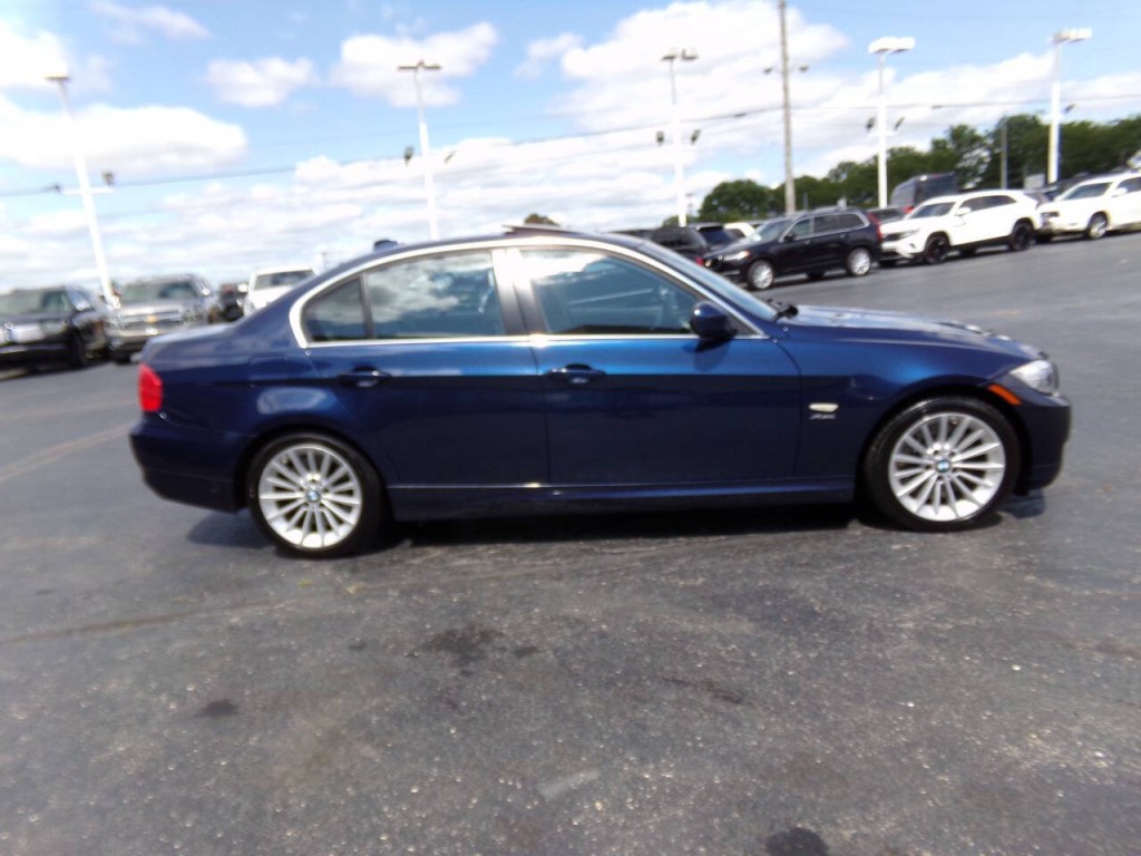 2011 BMW 3 Series Image 6
