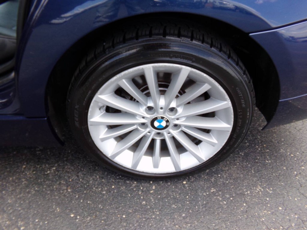 2011 BMW 3 Series Image 11