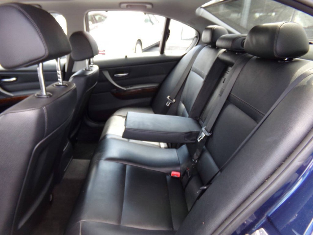 2011 BMW 3 Series Image 12
