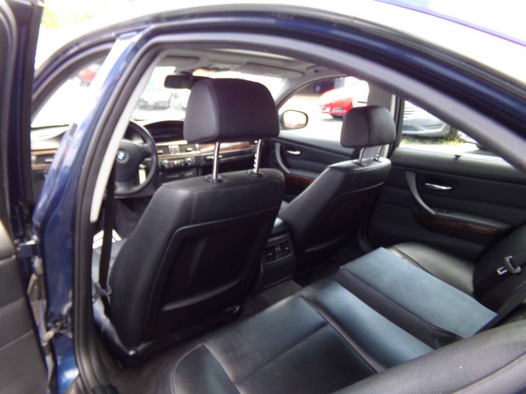 2011 BMW 3 Series Image 13