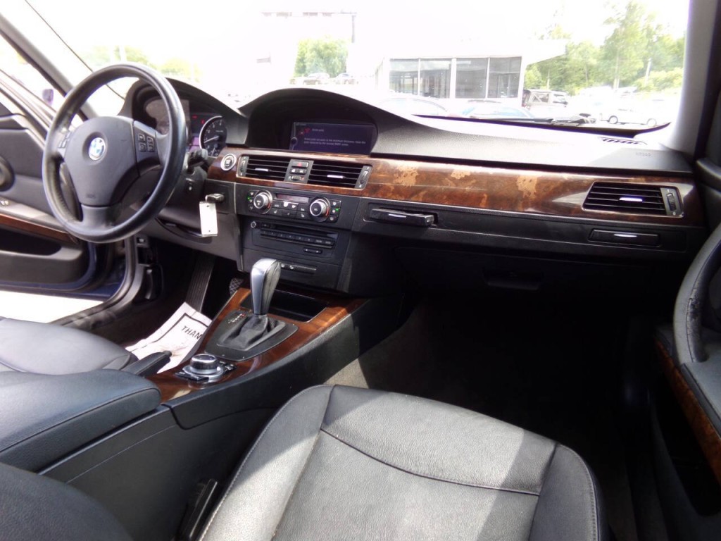2011 BMW 3 Series Image 19