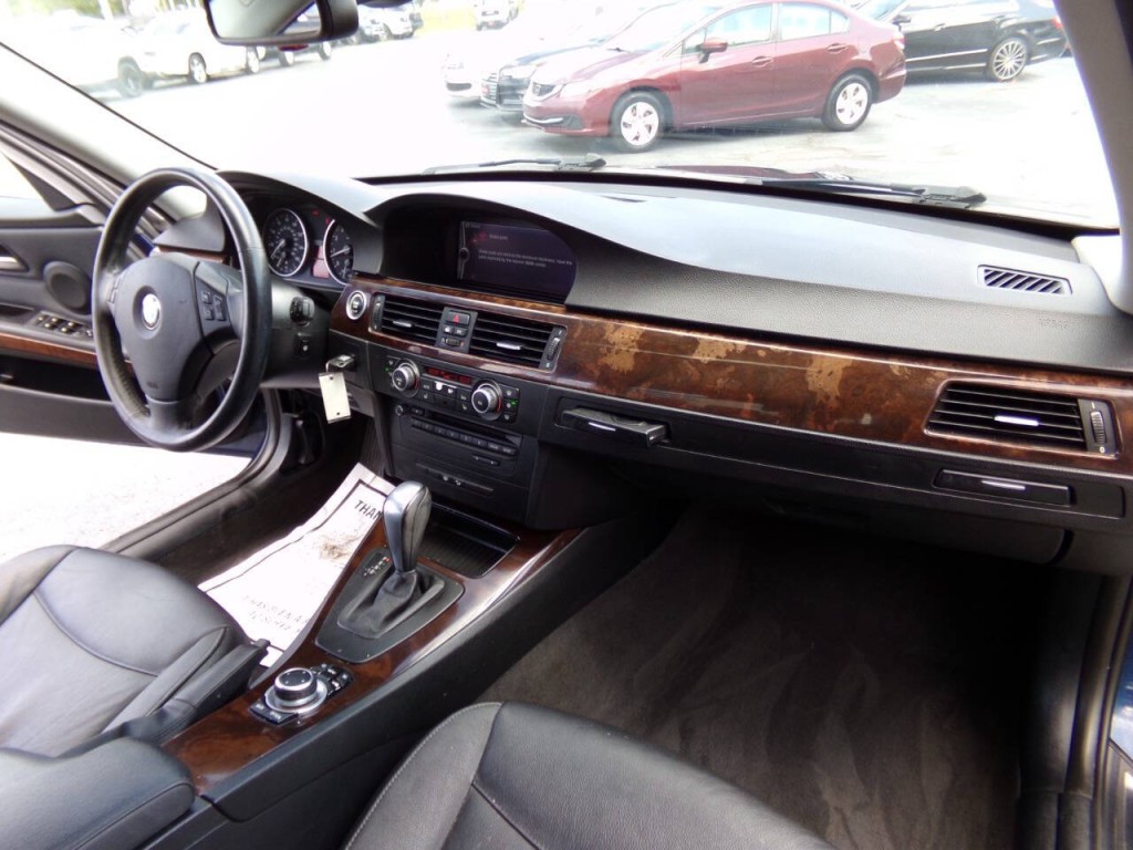 2011 BMW 3 Series Image 22