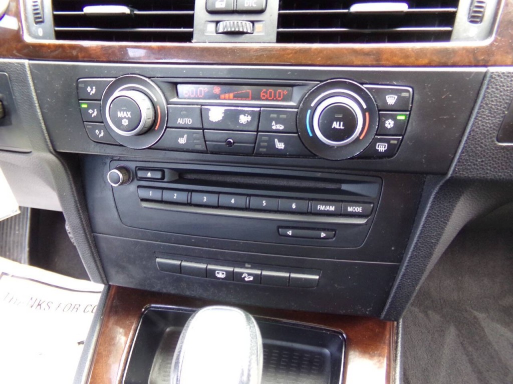 2011 BMW 3 Series Image 24