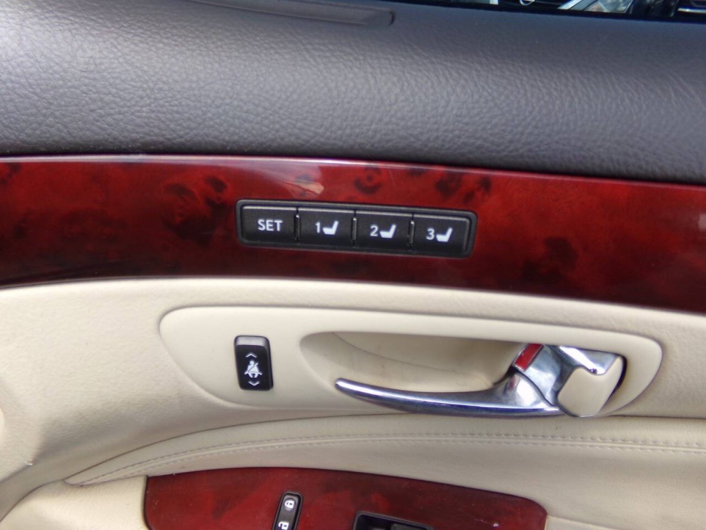 2010 Lexus LS 460 Image 37