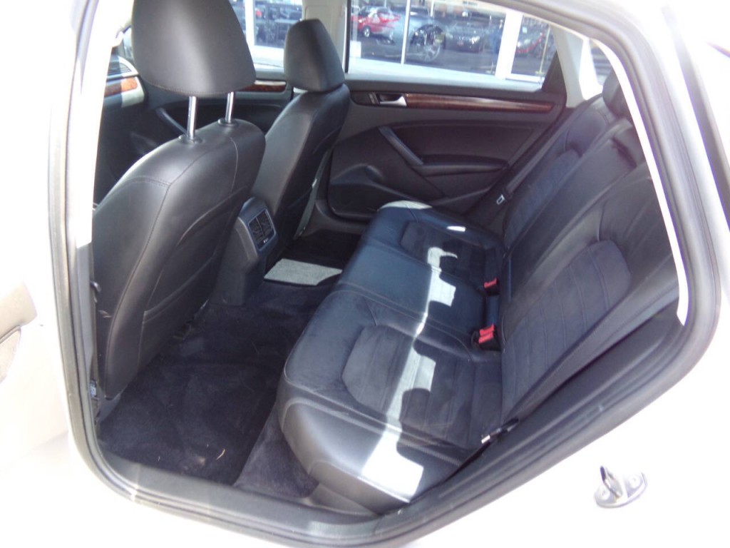 2013 Volkswagen Passat Image 13