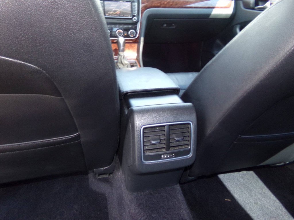 2013 Volkswagen Passat Image 16