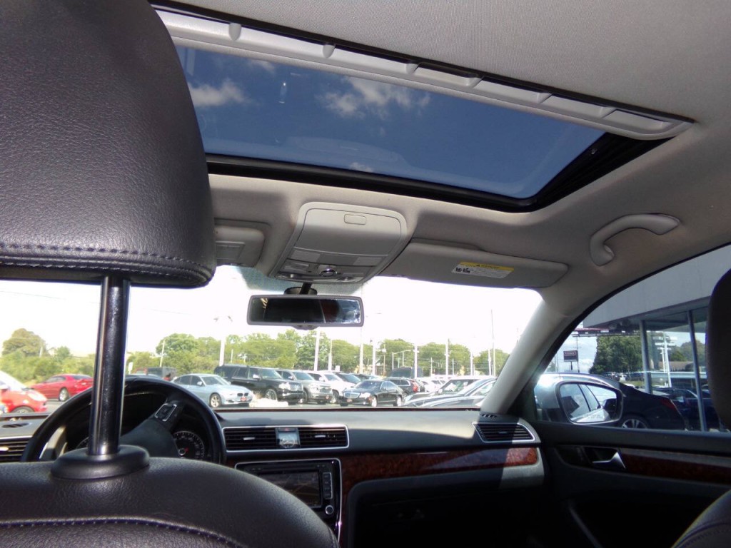 2013 Volkswagen Passat Image 17