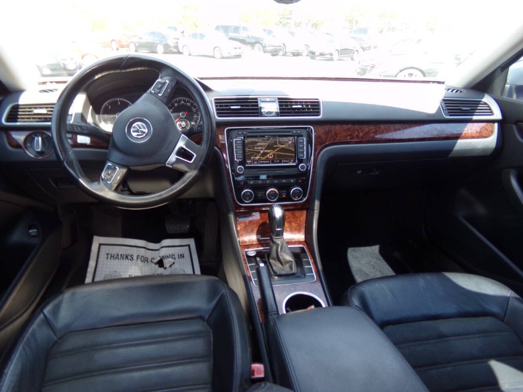 2013 Volkswagen Passat Image 18