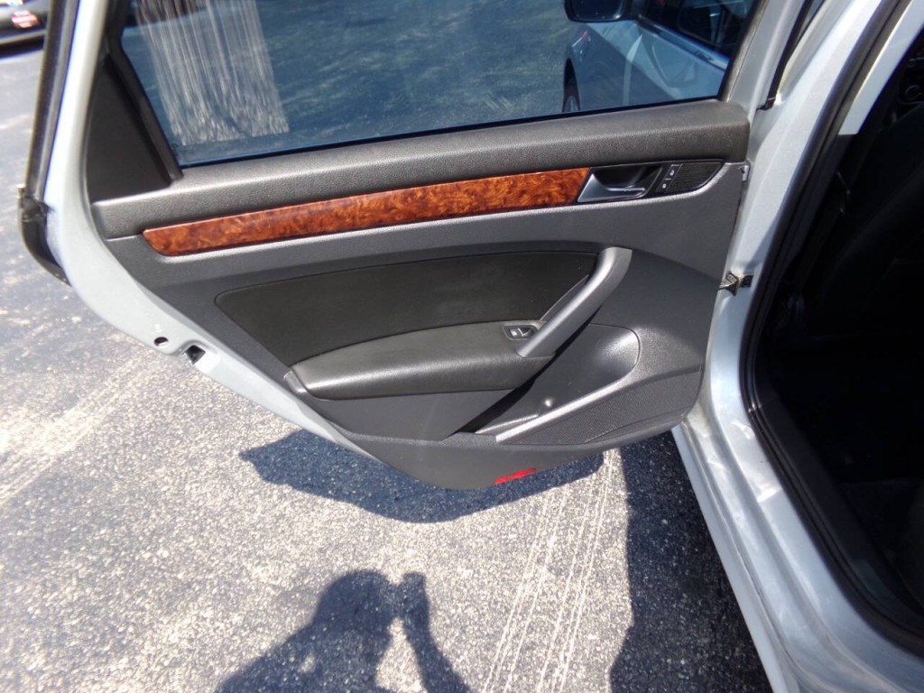2013 Volkswagen Passat Image 19